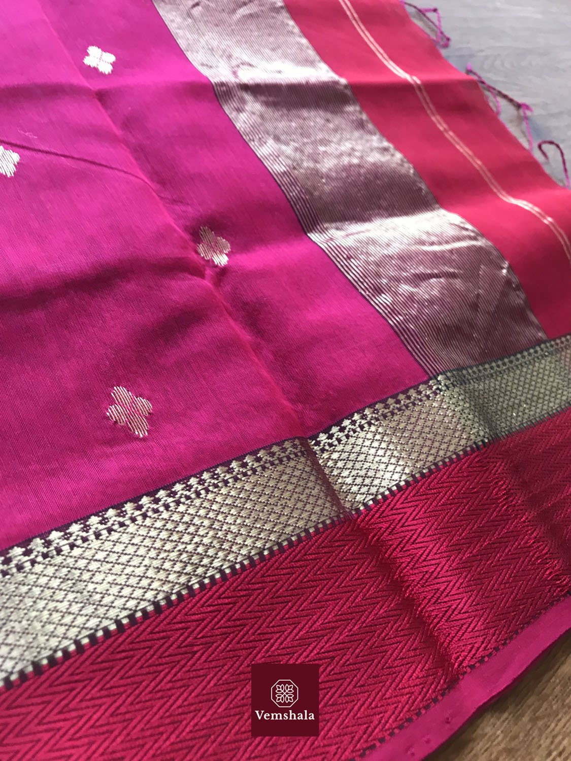 Hibiscus Red Resham Border Maheshwari Saree - Vemshala